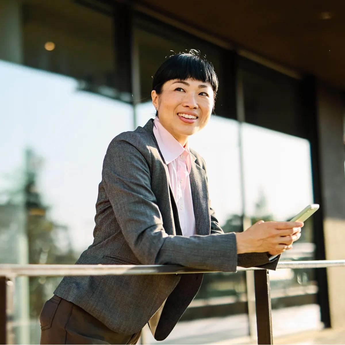 Image of a finance leader managing daily FX hedging on Kyriba from her tablet
