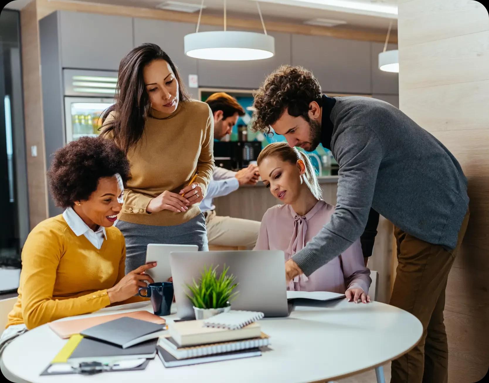 Image of a treasury team working on the Kyriba platform together