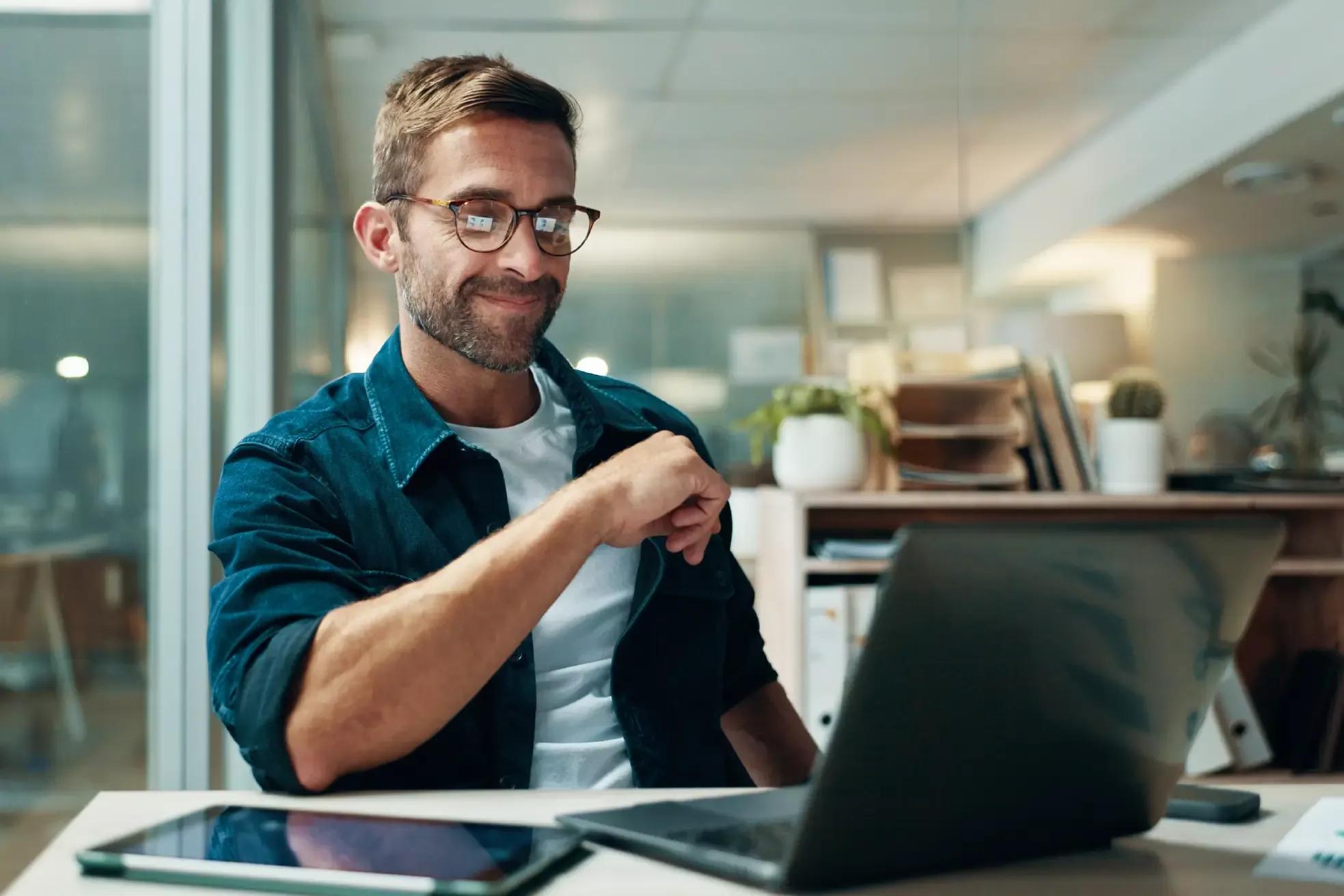 Image of a treasury manager using Kyriba's centralized cash management solution to improve his efficiency