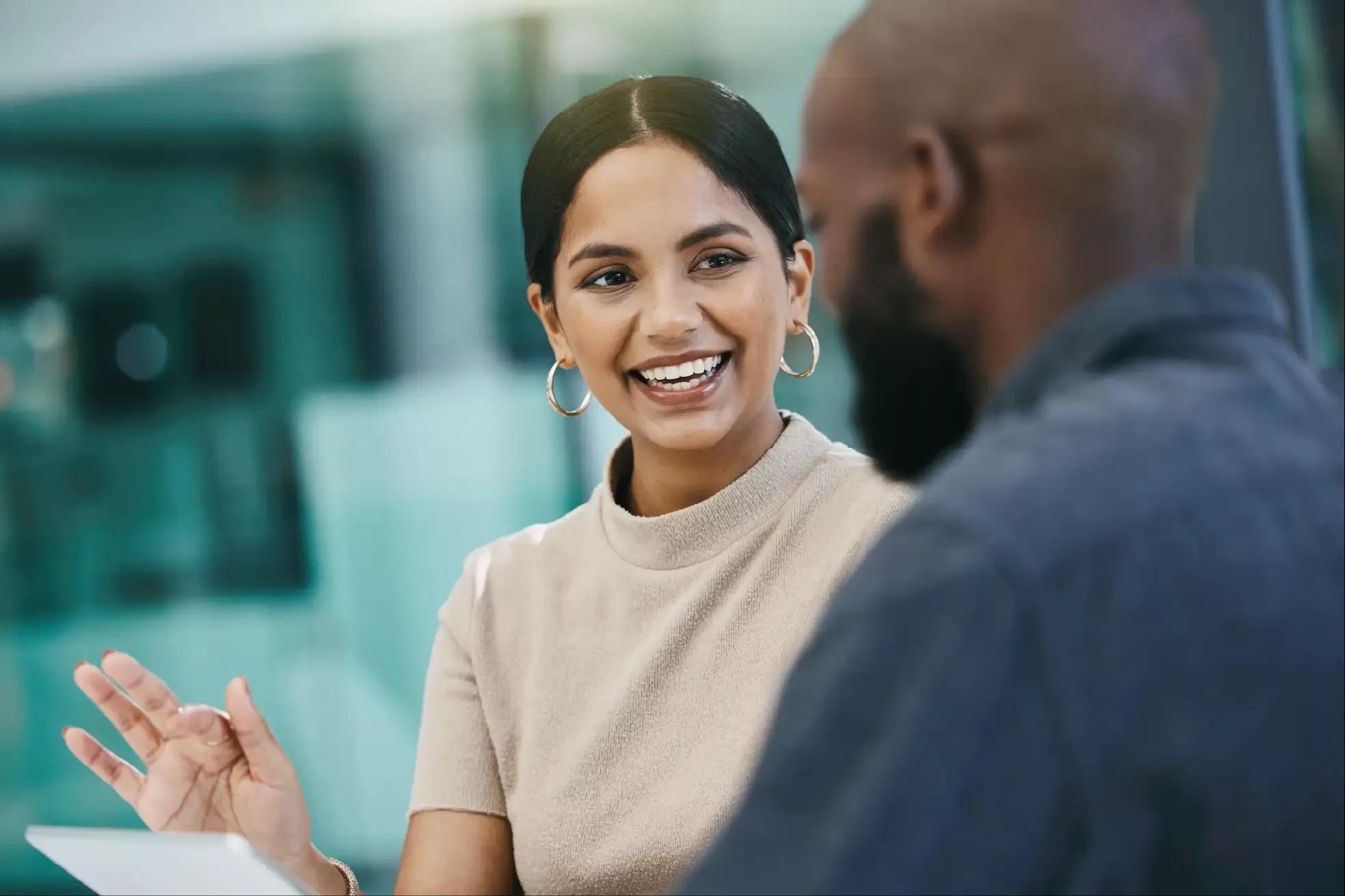 Image of a treasury team working together with the Kyriba platform