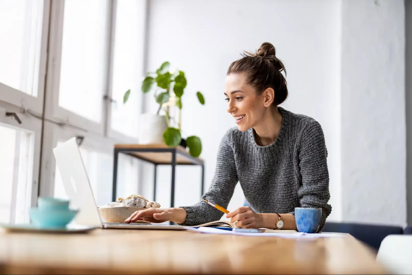 Image of a treasury manager using Kyriba to see her daily cash position at the start of her work day