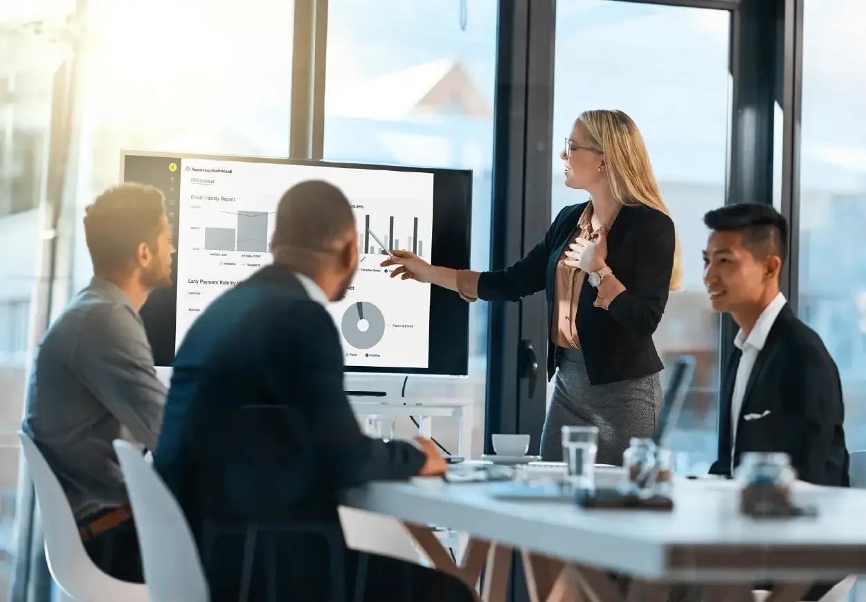 Image of a CFO leading a meeting with the treasury team using Kyriba to gain financial insights