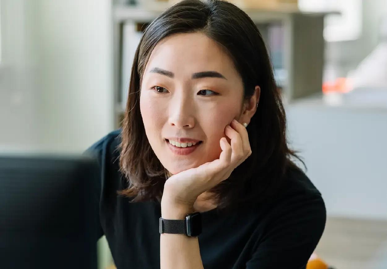 Image of a treasury manager working on her computer