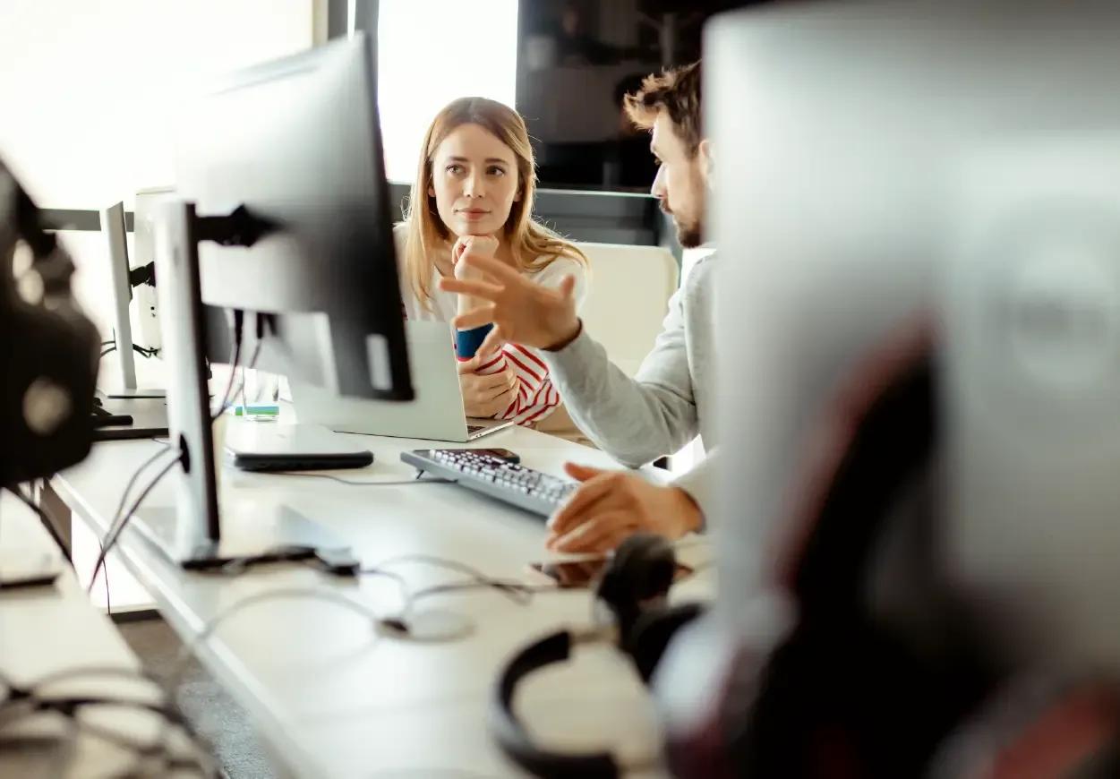 Image of a treasury team working on the Kyriba platform together to strengthen cash flow management