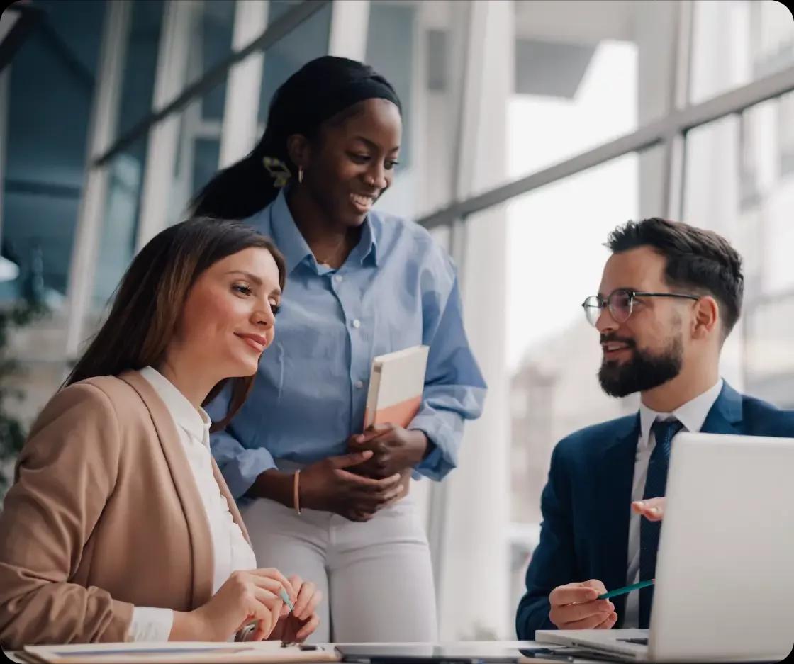 Image of a treasury team working together using the Kyriba platform