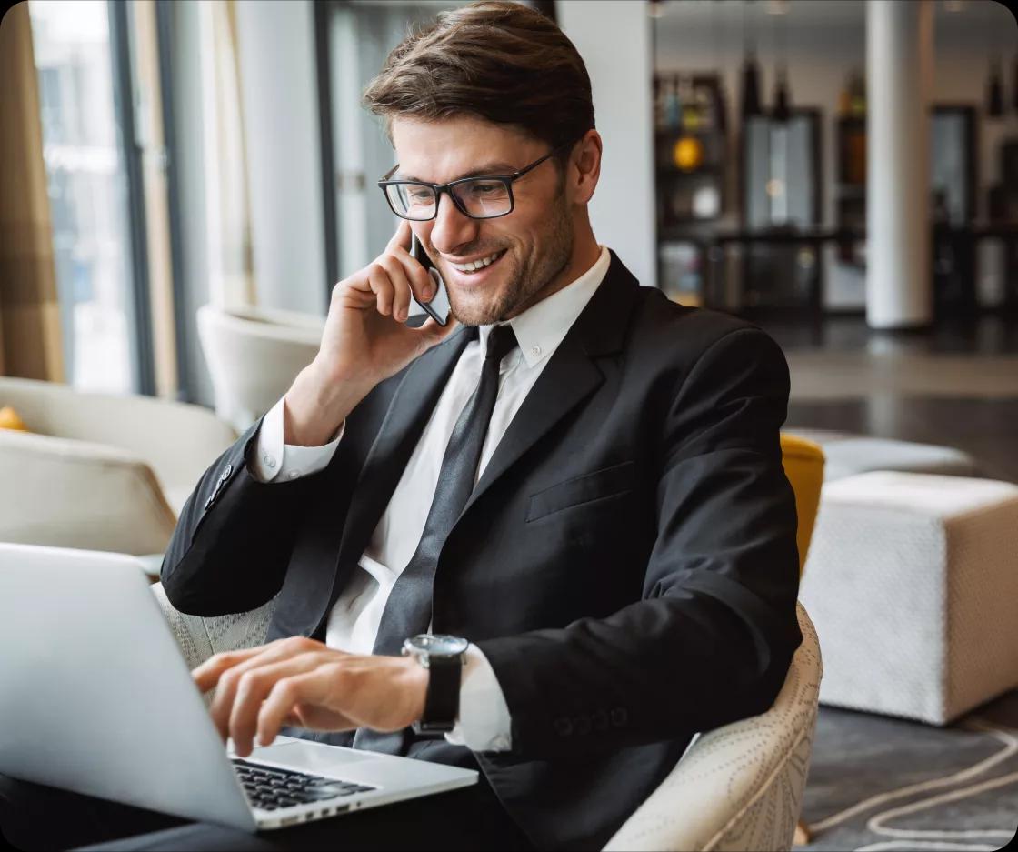 Image of a treasury manager using Kyriba on his laptop to connect to 10,000 banks and ERP instances