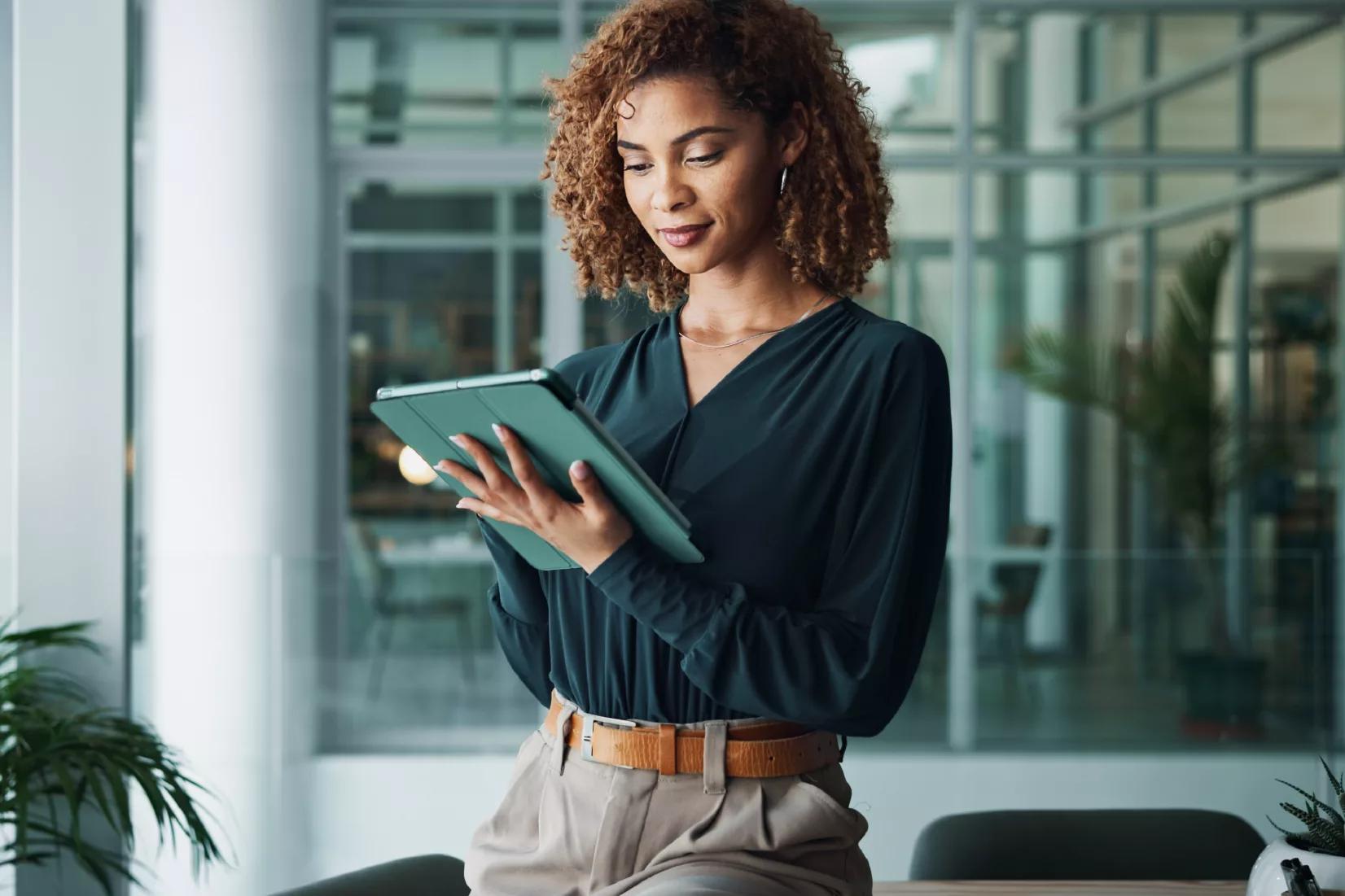 Image of a finance leader using Kyriba to gain 100% cash visibility