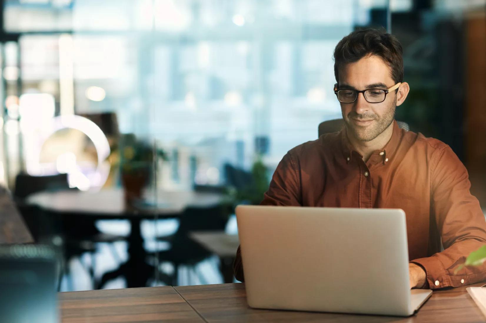 Image of a treasury manager working with the Kyriba platform on his laptop
